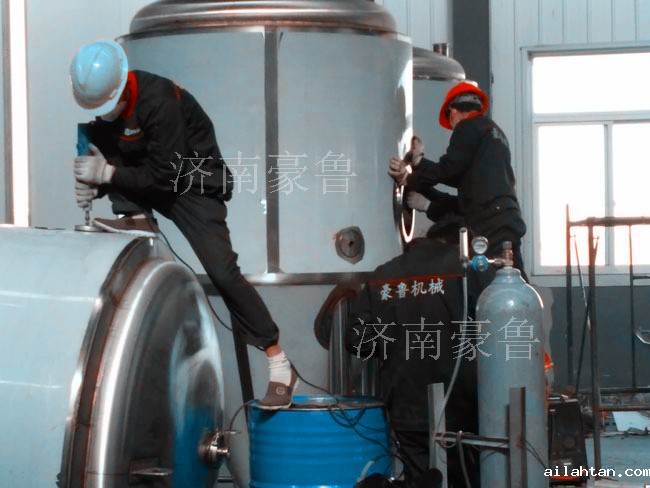 工人正在加工啤酒设备