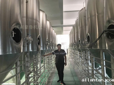 酿酒师在啤酒设备中 酿酒师在啤酒设备中